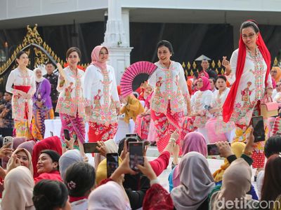 Aksi Menteri hingga Wakil Kedubes Lenggak-lenggok di Istana Berkebaya