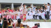 Foto: Srikandi Jokowi Berkebaya di Catwalk, Menlu Retno Senang Jadi Model