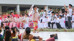 Foto: Srikandi Jokowi Berkebaya di Catwalk, Menlu Retno Senang Jadi Model