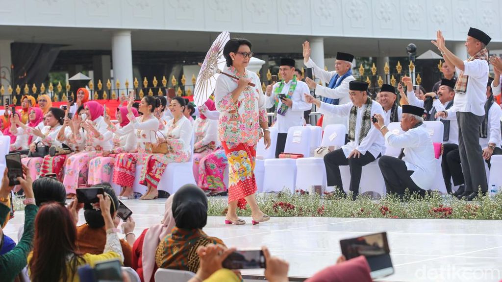 Foto: Srikandi Jokowi Berkebaya di Catwalk, Menlu Retno Senang Jadi Model Foto: Srikandi Jokowi Berkebaya di Catwalk, Menlu Retno Senang Jadi Model