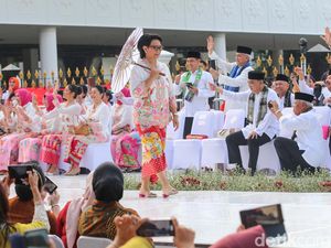Foto: Srikandi Jokowi Berkebaya di Catwalk, Menlu Retno Senang Jadi Model