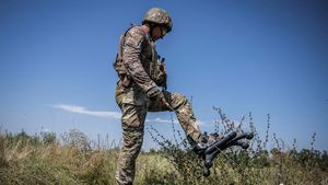 Aksi Tentara Ukraina Cari Ranjau dengan Sepatu Laba-laba