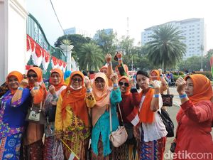 Antusiasme Emak-emak Jakarta Saksikan Istana Berkebaya Antusiasme Emak-emak Jakarta Saksikan Istana Berkebaya
