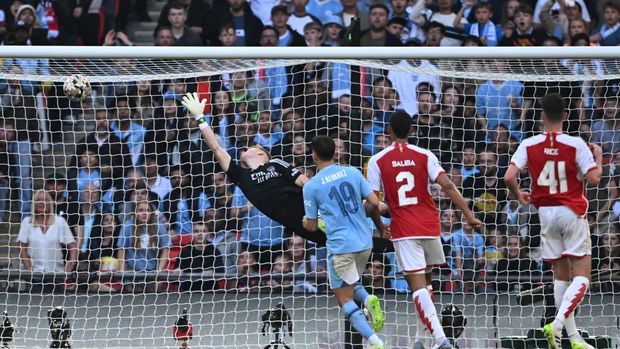 Soccer Football - Community Shield - Manchester City v Arsenal - Wembley Stadium, London, Britain - August 6, 2023  Manchester City's Cole Palmer scores their first goal past Arsenal's Aaron Ramsdale REUTERS/Dylan Martinez