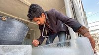 Gelombang Panas Bikin Permintaan Es di Yaman Meningkat