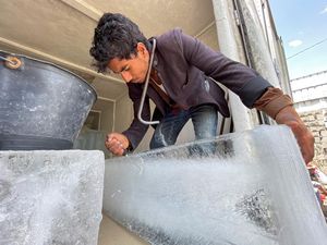 Gelombang Panas Bikin Permintaan Es di Yaman Meningkat