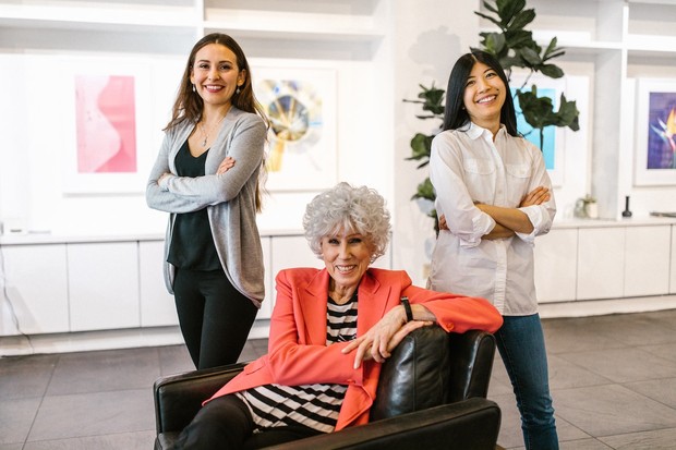 Gemini akan sangat terbantu jika memiliki teman-teman dekat yang bisa dijadikannya sebagai pembimbing dan teman saat dia membutuhkan bantuannya/Foto: pexels.com/rdne