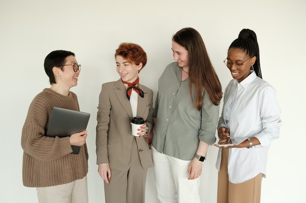 Intuisinya yang kuat mampu menilai karakter orang yang memiliki energi positif yang bisa menggiring kesuksesannya/Foto: pexels.com/alena-shekhovtcova