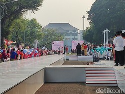 Jokowi dan Maruf Amin Pakai Baju Adat Betawi di Istana Berkebaya