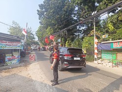 Warga Jagakarsa Jaksel Keluhkan Kabel Menjuntai di Jalan, Polisi Turun Tangan