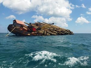 Kapal Tongkang Muat Batang Kayu Kandas di Masalembu Dihantam Gelombang Tinggi
