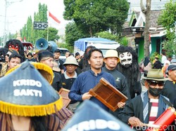 Lestarikan Budaya, Bupati Madiun Ikut Pawai Kesenian Dongkrek Bulan Suro