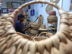 Kreatif, Eceng Gondok Diubah Jadi Kerajinan Bernilai Jual Tinggi