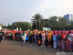 Acara Istana Berkebaya, Lalin di Medan Merdeka Padat