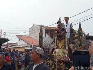 Anugerahi Desa WIsata di Cirebon, Sandiago Uno Tunggangi Kereta Aruman