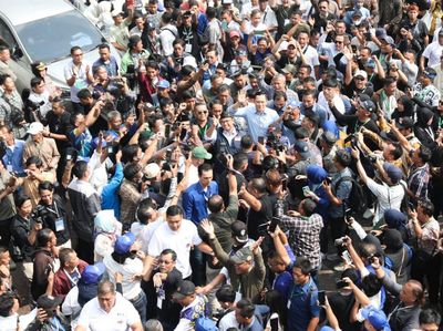 Momen AHY-Anies Terima Curhatan Warga Bandung