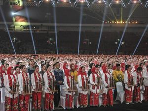 Momen Indonesia Pecahkan Rekor Pagelaran Angklung Terbesar di Dunia Momen Indonesia Pecahkan Rekor Pagelaran Angklung Terbesar di Dunia