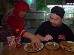 Ngakak! Makanan Nex Carlos yang Sedang Diulas Dicomot Emak-emak
