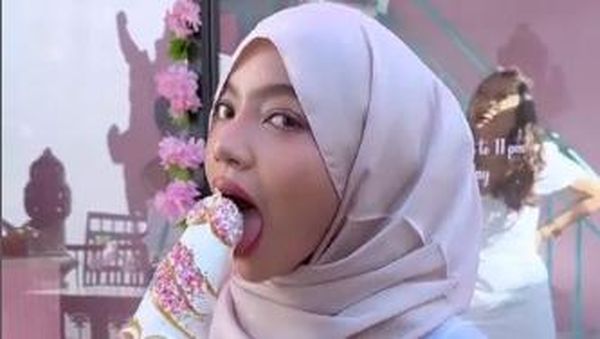 Oklin Fia Kembali Dihujat, 10 Cara Makannya Ini Dinilai Terlalu Vulgar