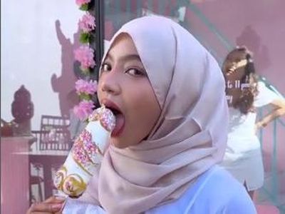 Oklin Fia Kembali Dihujat, 10 Cara Makannya Ini Dinilai Terlalu Vulgar