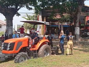 Damkar Klaten Diterjunkan Evakuasi Traktor yang Ambles di Desa Krecek