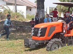 Traktor Bantuan Pemkab Klaten Ambles Saat Dipakai untuk Pengerasan Tanah