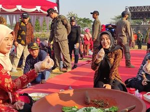 Festival Kuliner Khas Mojokerto, Bupati Ulek Sambal Wader di Layah Jumbo Festival Kuliner Khas Mojokerto, Bupati Ulek Sambal Wader di Layah Jumbo