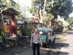 Duh, Jalan Rusak di Desa Nyalian Klungkung Bikin Warga Jatuh-Luka
