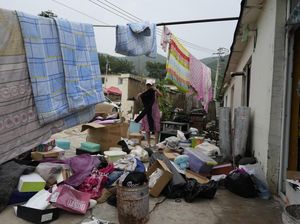 Potret Aktivitas Warga Terdampak Banjir di Beijing