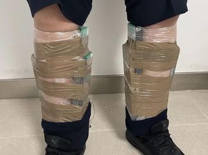 Kelabui Petugas, Pria Ini Lakban 68 iPhone Bekas di Tubuhnya Kelabui Petugas, Pria Ini Lakban 68 iPhone Bekas di Tubuhnya