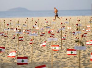 Ratusan Mawar dan Bendera Lebanon Penuhi Pantai Copacabana Brasil