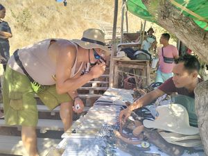Treking ke Pulau Padar, Turis Bisa Bawa Pulang Patung Komodo- Kalung Mutiara Treking ke Pulau Padar, Turis Bisa Bawa Pulang Patung Komodo- Kalung Mutiara