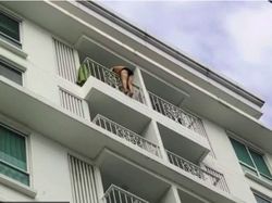 Mabuk Ganja, Turis Telanjang dan Hampir Bunuh Diri