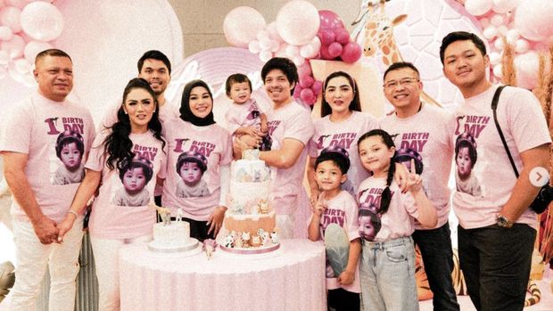 10 Potret Kompak Kulineran Kris Dayanti Bareng Raul Lemos dan Keluarga