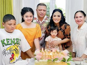 Kompak! Kulineran Kris Dayanti Bareng Raul Lemos dan Keluarga Kompak! Kulineran Kris Dayanti Bareng Raul Lemos dan Keluarga