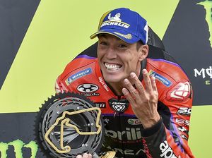 Tak Tahan Sakit Kelingking, Aleix Espargaro Mundur dari MotoGP Jerman Tak Tahan Sakit Kelingking, Aleix Espargaro Mundur dari MotoGP Jerman
