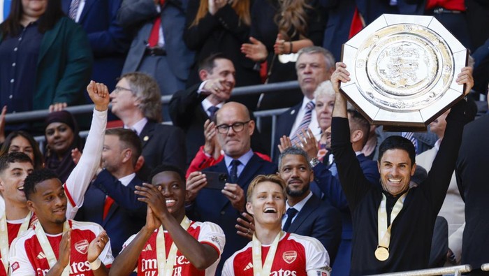 Arsenals manager Mikel Arteta lifts the trophy after winning the English FA Community Shield final soccer match between Arsenal and Manchester City at Wembley Stadium in London, Sunday, Aug. 6, 2023. (AP Photo/David Cliff)