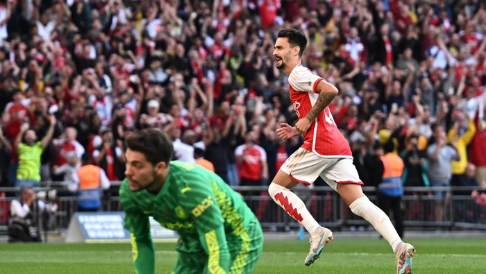 Soccer Football - Community Shield - Manchester City v Arsenal - Wembley Stadium, London, Britain - August 6, 2023  Arsenals Fabio Vieira celebrates scoring a penalty during the penalty shootout to win the Community Shield REUTERS/Dylan Martinez