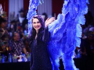 Lenggak-lenggok Anggun Arumi Bachsin Bak Bidadari Bersayap Biru di JFC 2023 Lenggak-lenggok Anggun Arumi Bachsin Bak Bidadari Bersayap Biru di JFC 2023