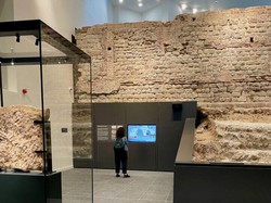 40 Tahun Tersembunyi, Tembok Romawi di London Akhirnya Dipamerkan