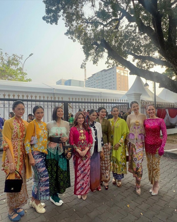 BCL, Ariel Tatum, dkk/ Foto: instagram.com/tissabiani BCL, Ariel Tatum, dkk di Indonesia Berkebaya