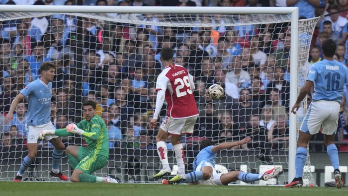 Arsenals Kai Havertz, centre, makes an attempt to score during the English FA Community Shield final soccer match between Arsenal and Manchester City at Wembley Stadium in London, Sunday, Aug. 6, 2023. (AP Photo/Kirsty Wigglesworth)