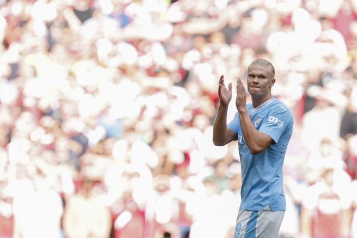Manchester Citys Erling Haaland applauds during the English FA Community Shield final soccer match between Arsenal and Manchester City at Wembley Stadium in London, Sunday, Aug. 6, 2023. (AP Photo/David Cliff)