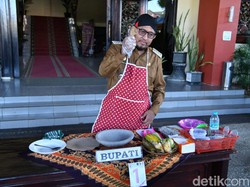Bupati Sumenep Piawai Ngulek Rujak