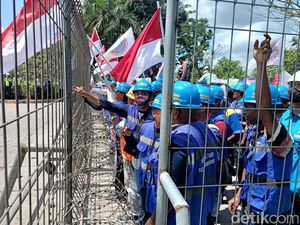 Buruh Peti Kemas Ancam Tutup Pelabuhan Samarinda gegara 7 Tahun Tak Digaji Buruh Peti Kemas Ancam Tutup Pelabuhan Samarinda gegara 7 Tahun Tak Digaji