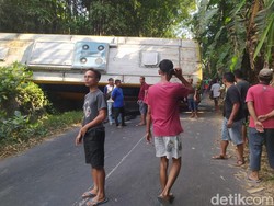 Tak Kuat Nanjak, Bus Karyawan Terguling di Jalur Tempuran-Borobudur