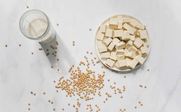 Foto biji dan susu kedelai, serta tahu