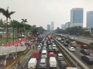 Ada Demo Tenaga Honorer di DPR, Pengendara Hanya Bisa Lewat Busway