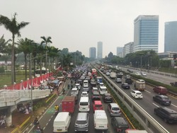 Ada Demo Tenaga Honorer di DPR, Pengendara Hanya Bisa Lewat Busway