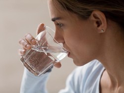 Kebanyakan Minum Air Putih Bisa Berujung Fatal, Ini Penjelasan Medisnya!